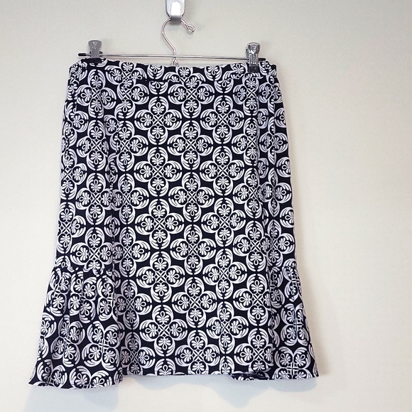 WHITE HOUSE BLACK MARKET Black White Floral Pull-on Elastic Waist Flounce Skirt - Picture 2 of 7